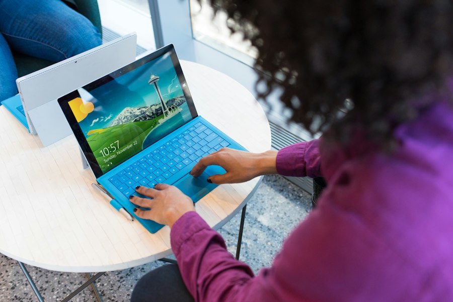 Secrétaire indépendante travaillant sur sa tablette